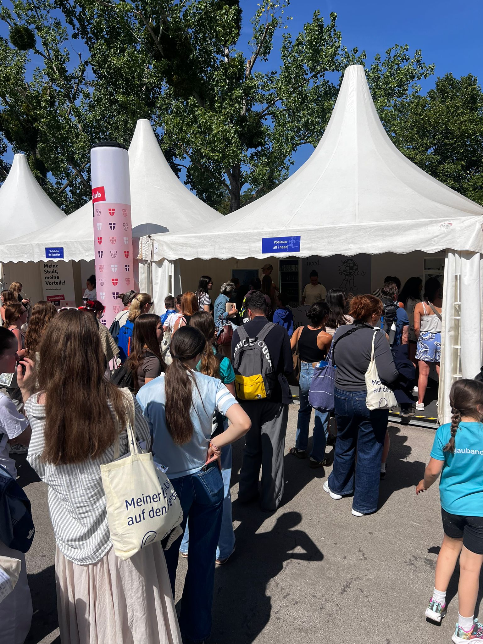 Andrang am Aktionsstand von all i need bei einem Festival